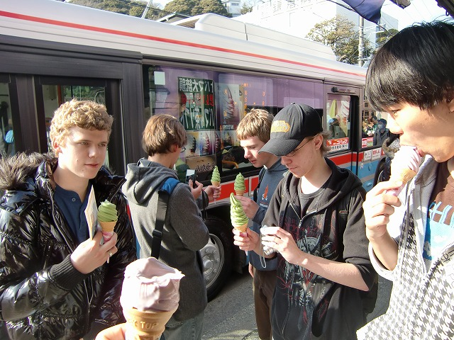 Kamakura5 KCP students eating obamaccha ice cream