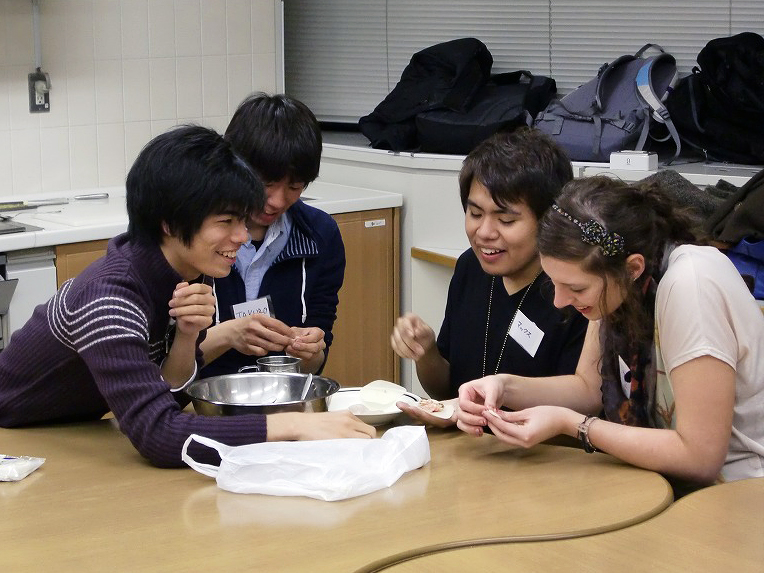 cookwinter1 Students make gyoza by wrapping a meat mixture with gyoza skin, which is made of flour