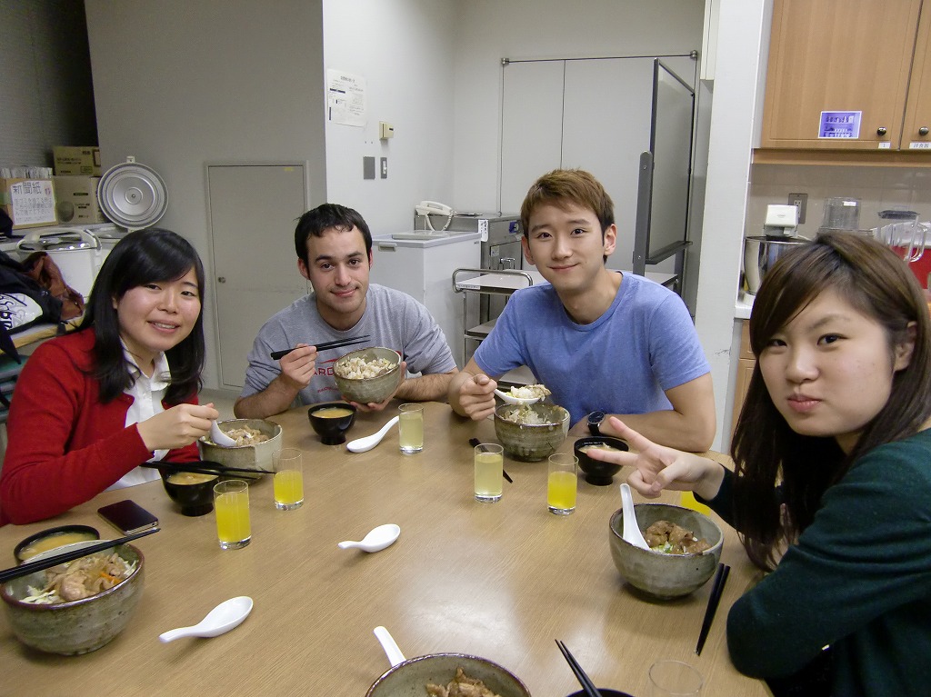 cook13 KCP students eating