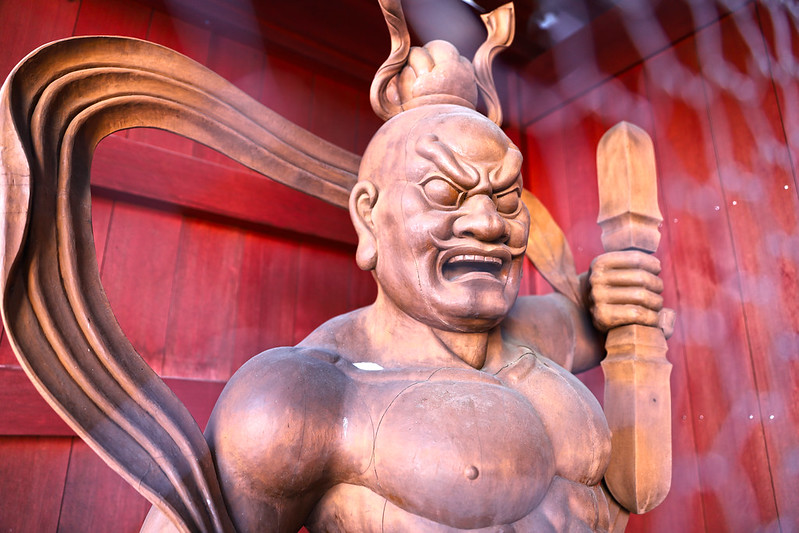 Nio statue